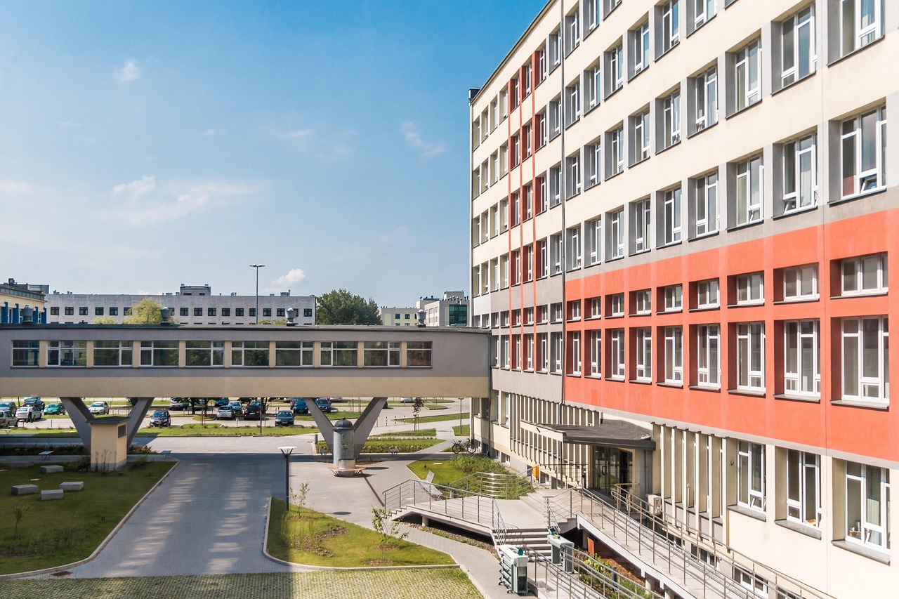 最新兩所大學(xué)引領(lǐng)教育創(chuàng)新與發(fā)展風(fēng)潮